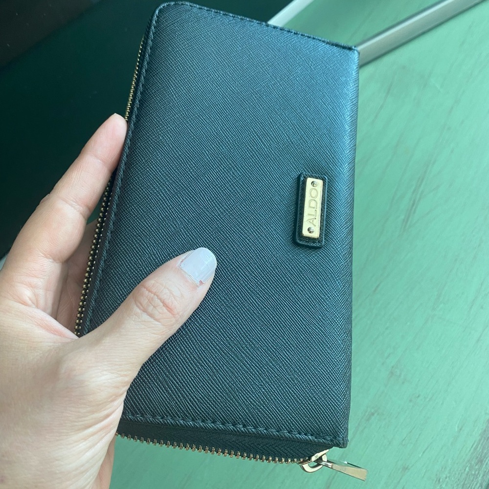 ⭐️SOLD⭐️ ALDO Elegant Black Gold Zip Wallet - New - Picture 7 of 7